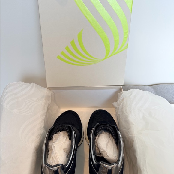 SNEEX! Icon in black. Like new. Comes with box and dust bags. - Picture 6 of 8